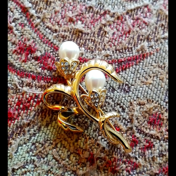 MONET Pearl Rhinestone Flower Brooch - Picture 1 of 16